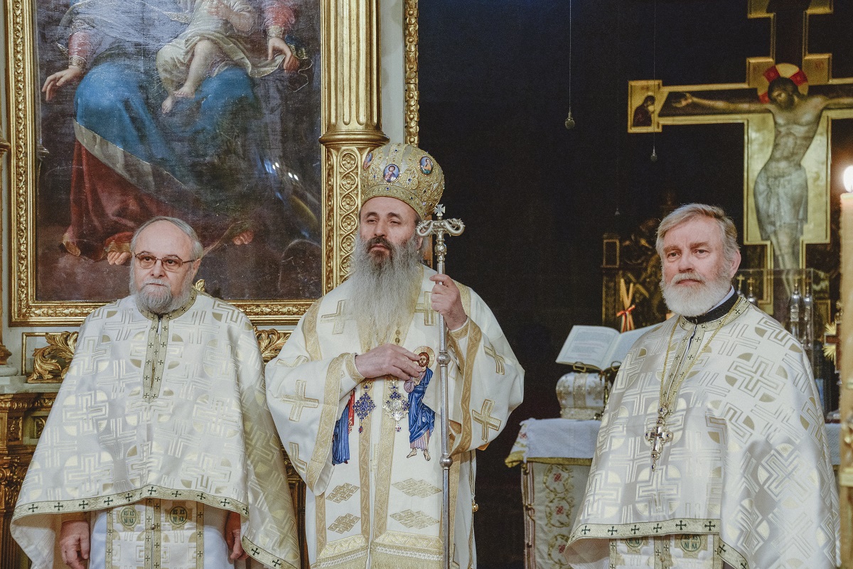 Hramul Facultății de Teologie din Iași, în prezența a trei ierarhi. Unui părinte profesor emerit i-a fost acordată distincția „Crucea Patriarhală”