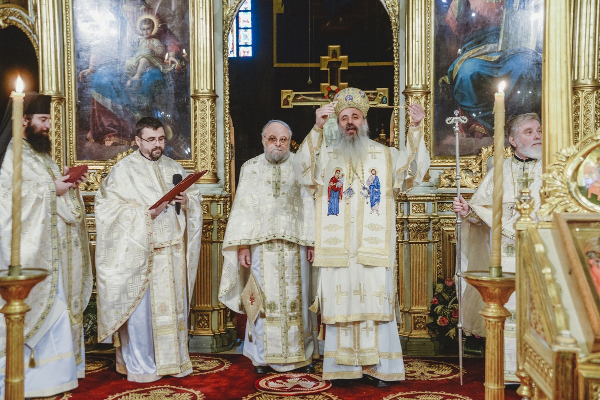 Hramul Facultății de Teologie din Iași, în prezența a trei ierarhi. Unui părinte profesor emerit i-a fost acordată distincția „Crucea Patriarhală”