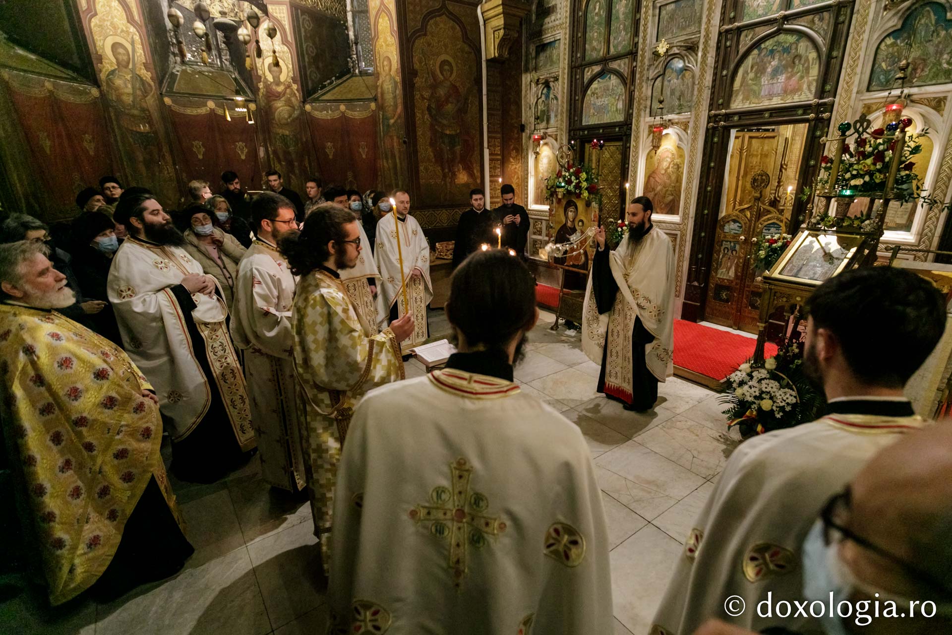 (Foto) Priveghere la hramul Mănăstirii Sfinții Trei Ierarhi din Iași 2022