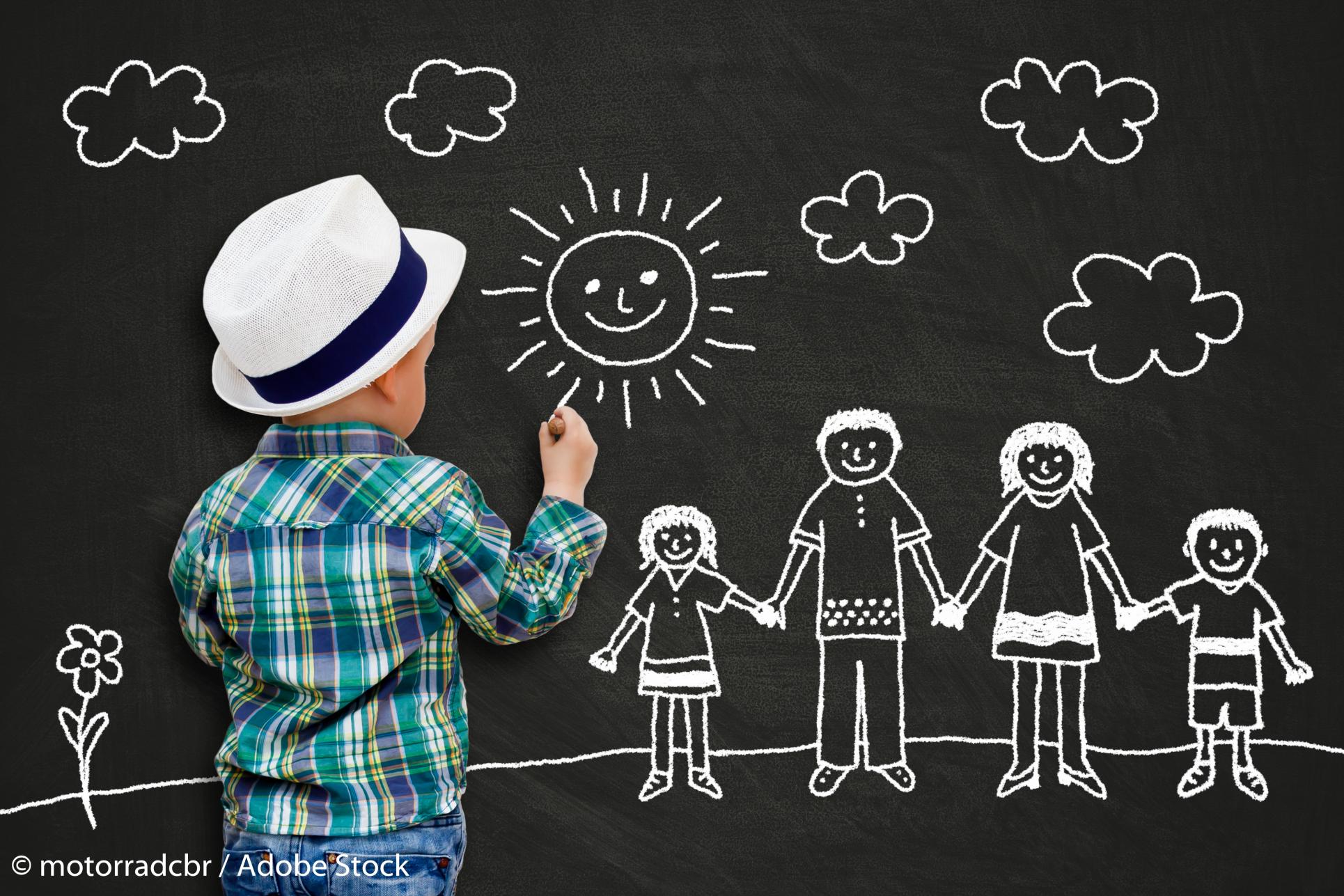 Cum să evităm neglijarea celorlalți copii când în familie este un copil cu probleme de sănătate, care are nevoie de mai multă atenție? / Foto: AdobeStock copil desenând