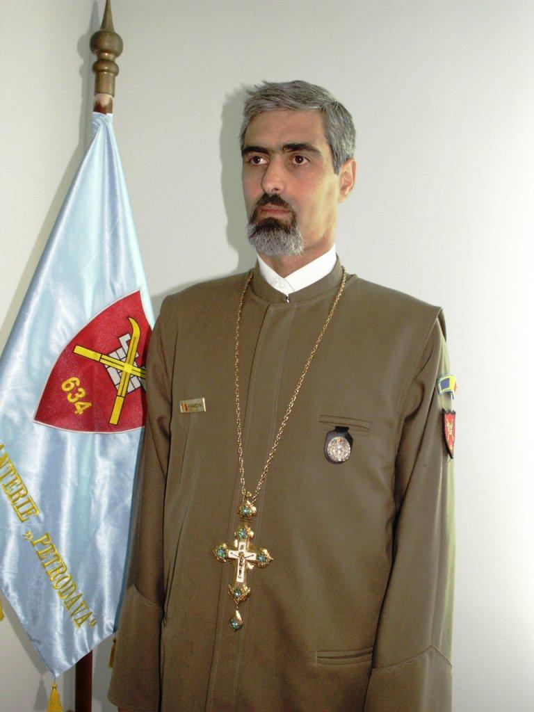 De la manşa de pilot care străbate cerurile, la crucea preotului care îndrumă către Împărăţia cerurilor. In memoriam – Preotul militar Cristian Robert Paraschiv