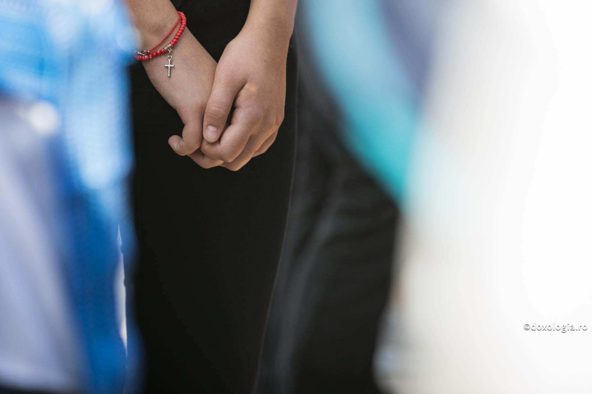 Mi s-a spus că-l pot îndrepta spre credință prin credința mea, dar nu reușesc. Ce să fac? / Foto: Oana Nechifor ținere de mână