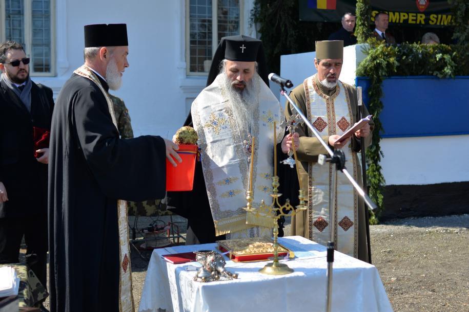 De la manşa de pilot care străbate cerurile, la crucea preotului care îndrumă către Împărăţia cerurilor. In memoriam – Preotul militar Cristian Robert Paraschiv