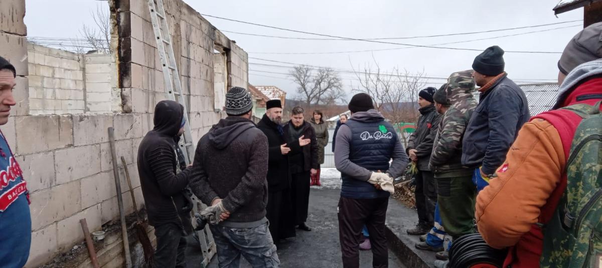 Sprijin din partea Bisericii pentru două familii încercate din comuna Mănăstirea Cașin