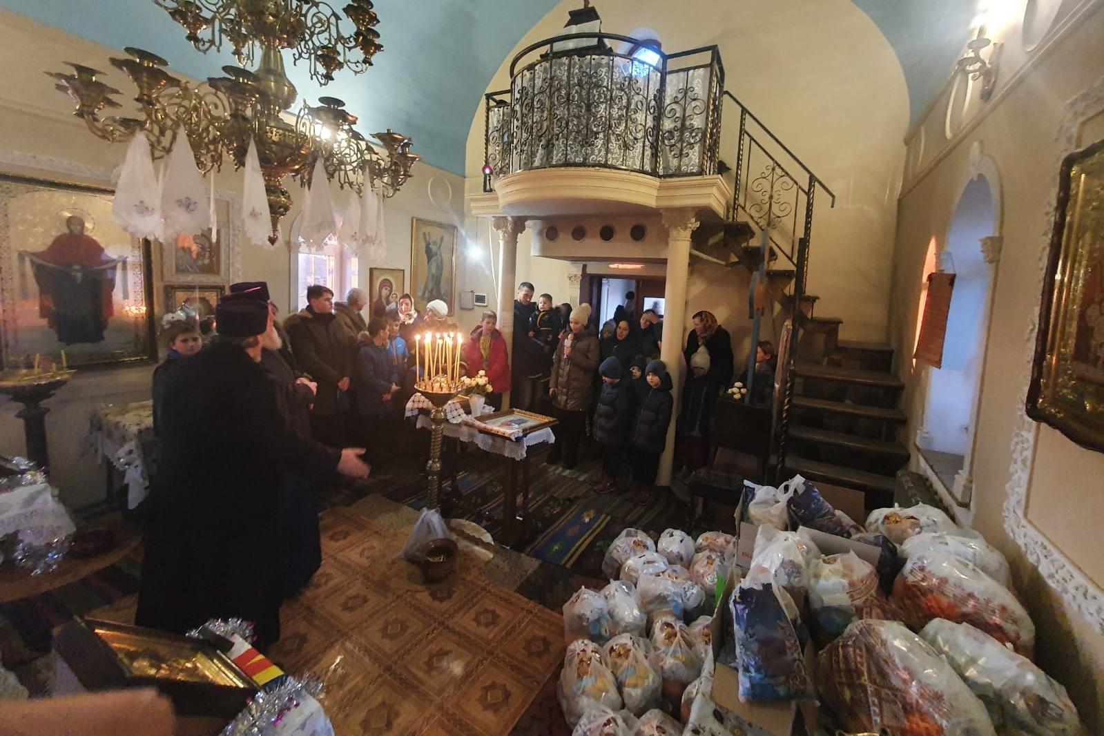 Daruri de Crăciun din partea Mănăstirii Hadâmbu pentru sute de copii din Basarabia