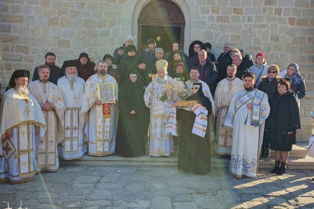 Slujbe arhiereşti la Mănăstirea Măgura Ocnei
