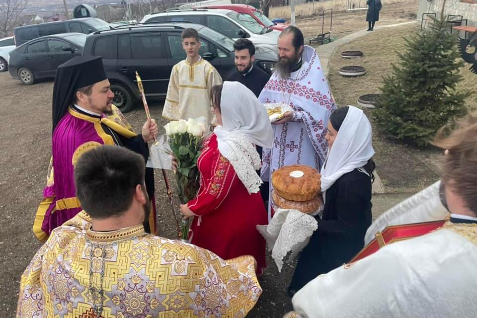 Liturghie arhierească în Parohia „Sfinții Trei Ierarhi” Costeşti, Protopopiatul Chișinău Liturghie arhierească în Parohia „Sfinții Trei Ierarhi” Costeşti, Protopopiatul Chișinău