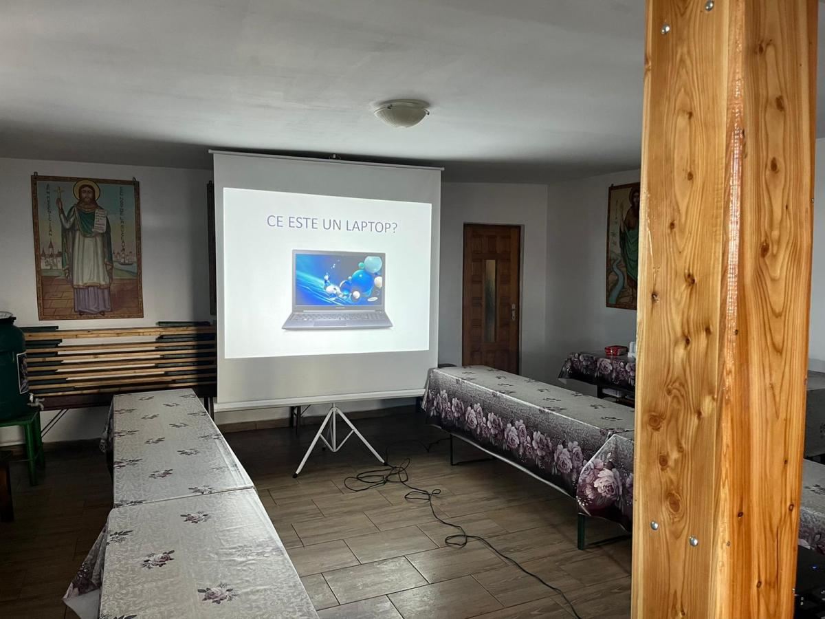 Cursuri gratuite de informatică în Parohia Lețcana