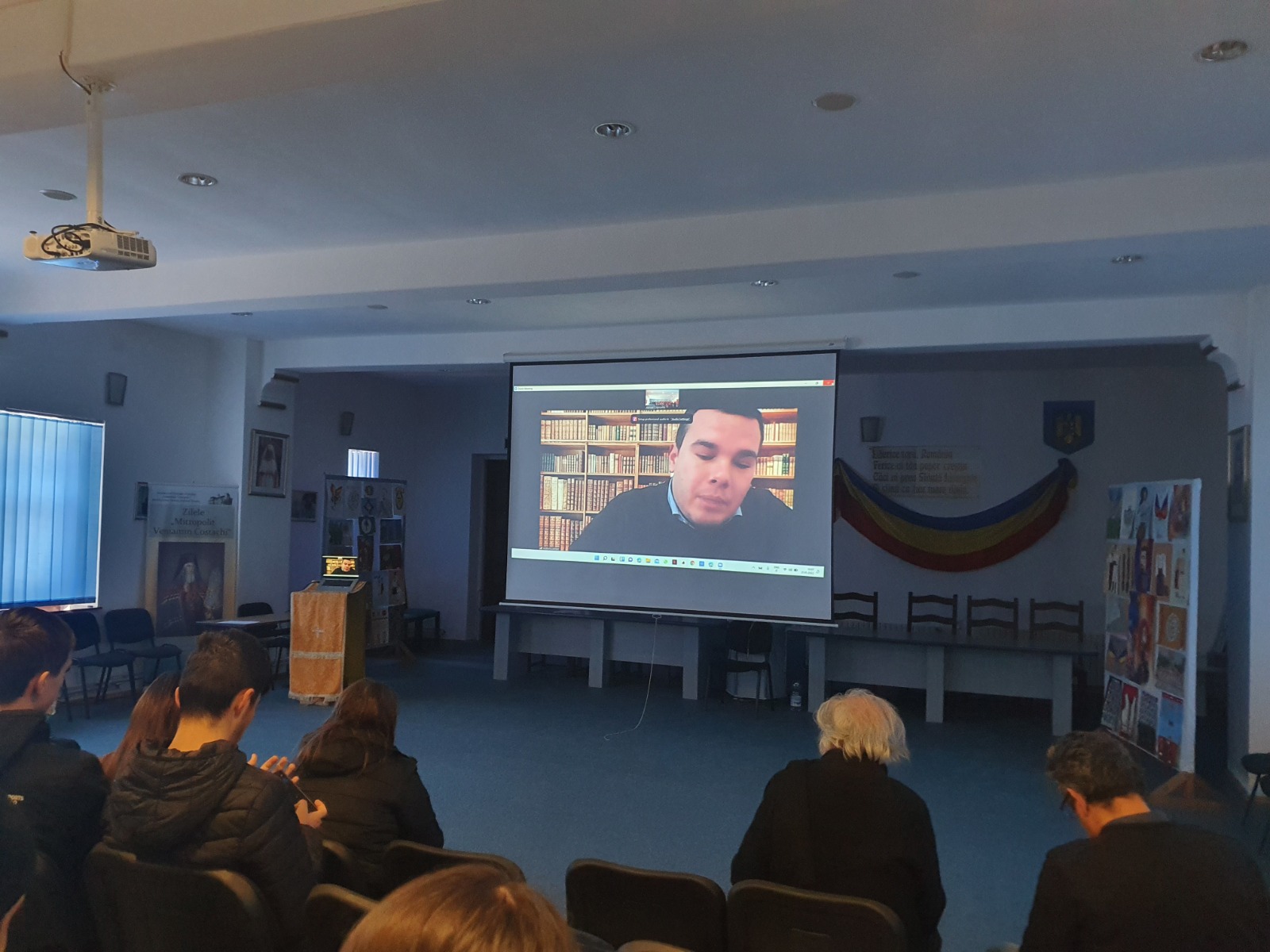 Hora Unirii  la Seminarul Teologic de la Mănăstirea Neamț