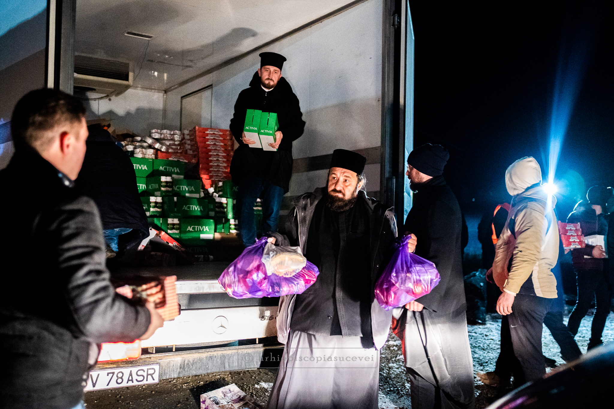 15 tone de ajutoare oferite de Arhiepiscopia Sucevei și Rădăuților pentru cetățenii ucraineni afectați de tensiunile militare