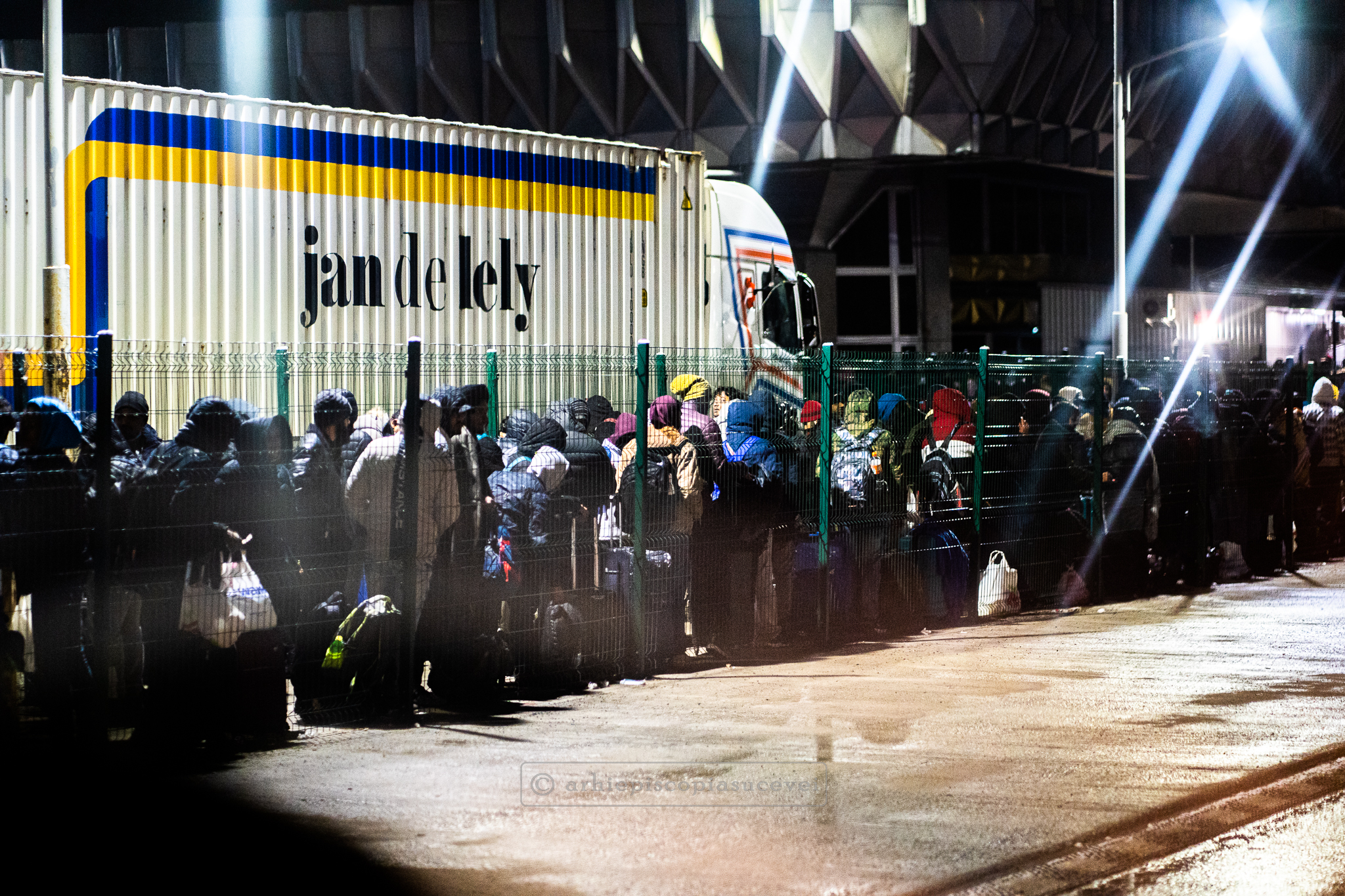 15 tone de ajutoare oferite de Arhiepiscopia Sucevei și Rădăuților pentru cetățenii ucraineni afectați de tensiunile militare