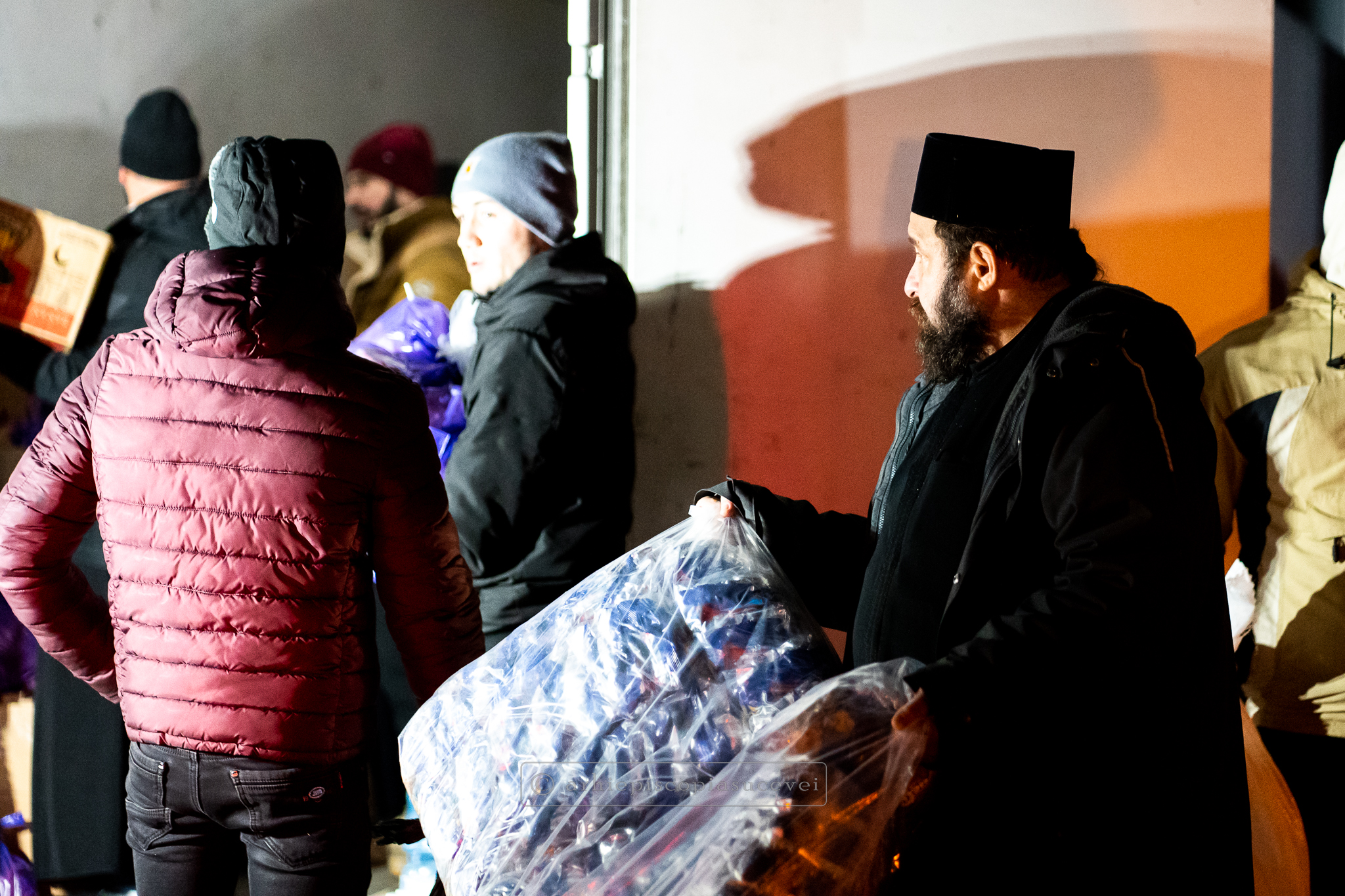 15 tone de ajutoare oferite de Arhiepiscopia Sucevei și Rădăuților pentru cetățenii ucraineni afectați de tensiunile militare