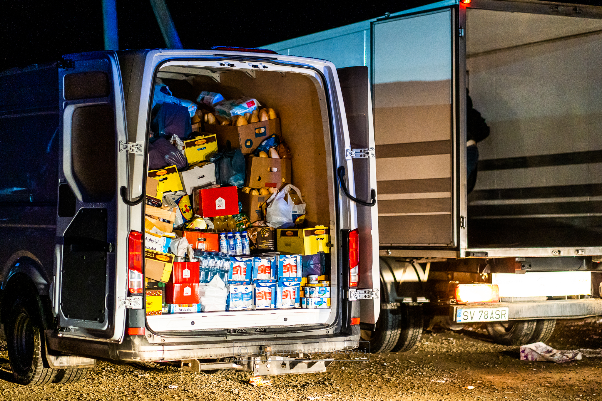 15 tone de ajutoare oferite de Arhiepiscopia Sucevei și Rădăuților pentru cetățenii ucraineni afectați de tensiunile militare