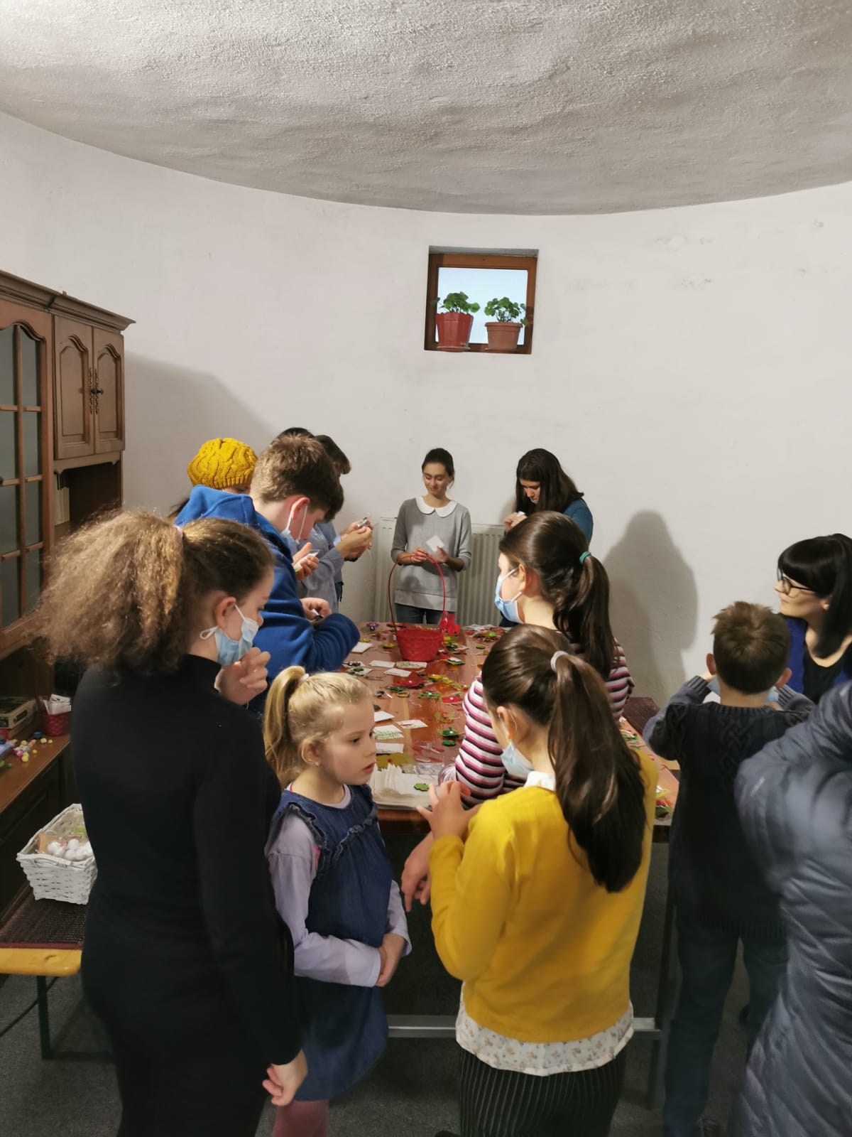 Alba Iulia: Copiii din Parohia „Sfântul Ioan Botezătorul” au confecționat mărțișoare pentru credincioșii din comunitate