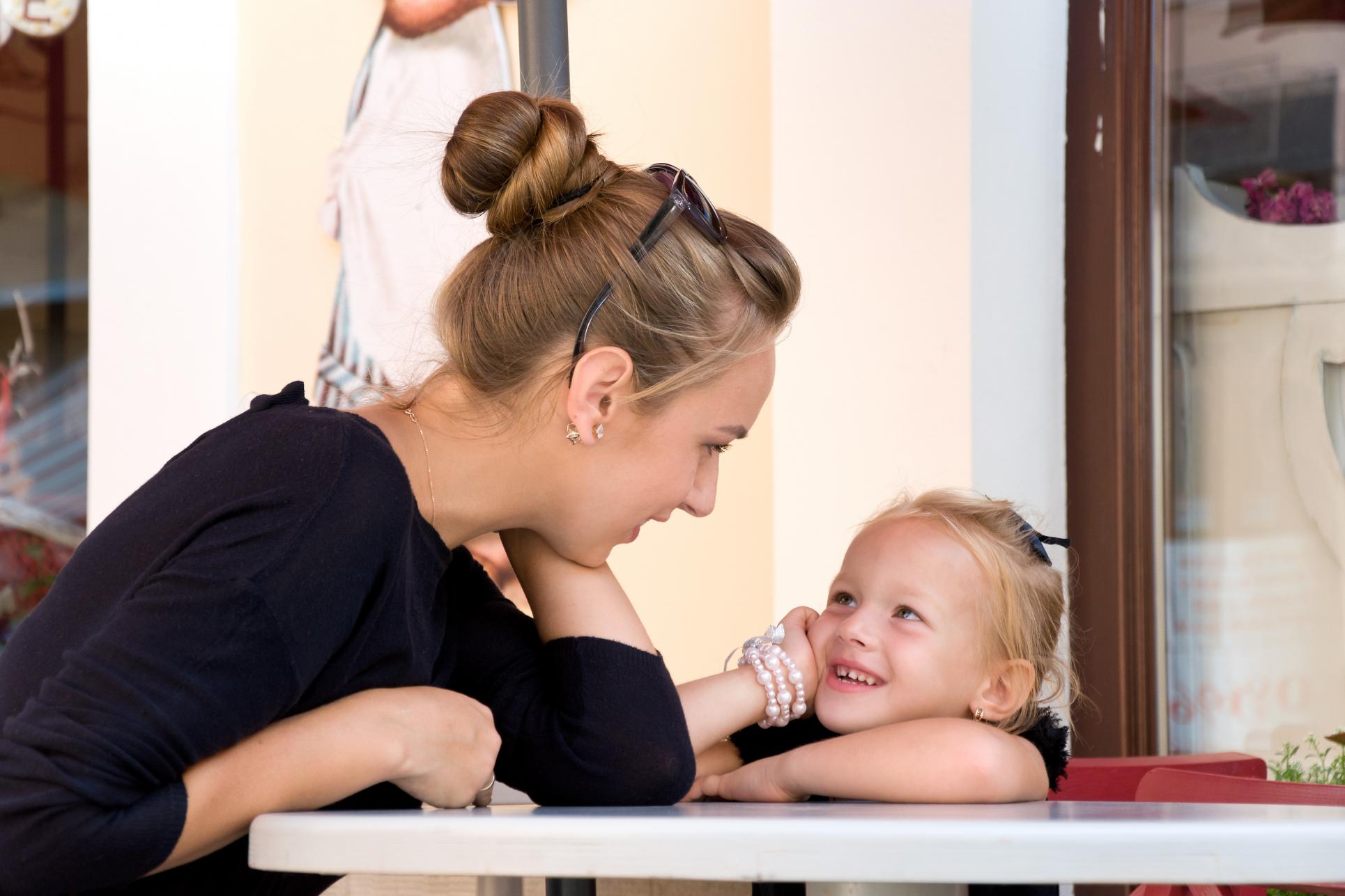 Să ne folosim cu înțelepciune de cuvinte – ceea ce le spunem copiilor noștri în toiul luptelor rămâne întipărit în inima lor toată viața / Foto: AdobeStock comunicare între mamă și fiică