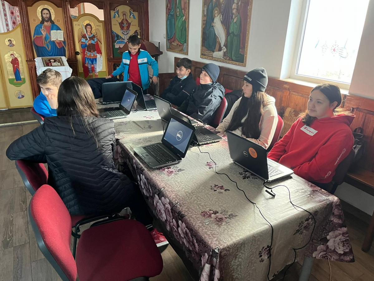 Cursuri gratuite de informatică în Parohia Lețcana