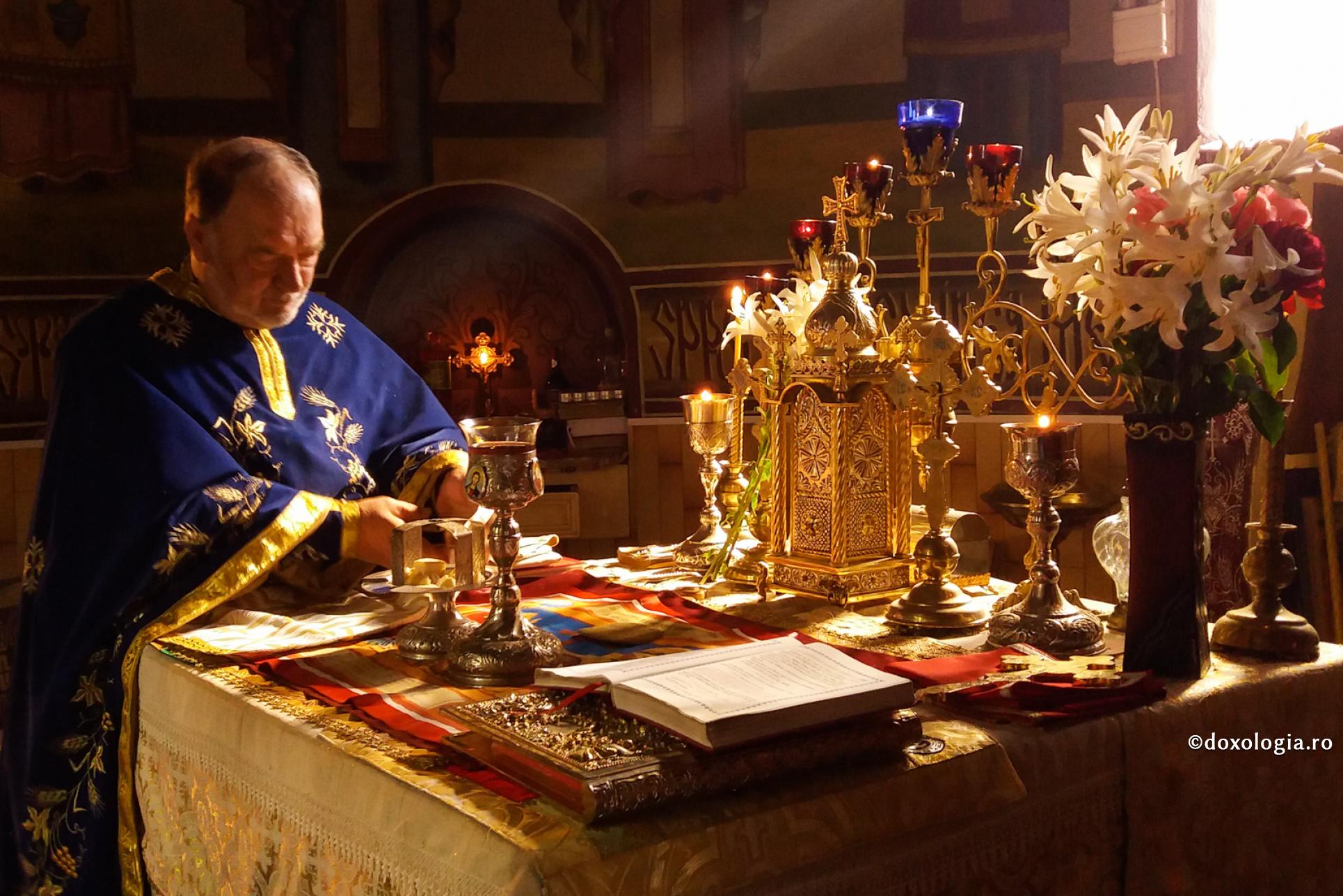 preot în Sfântul Altar