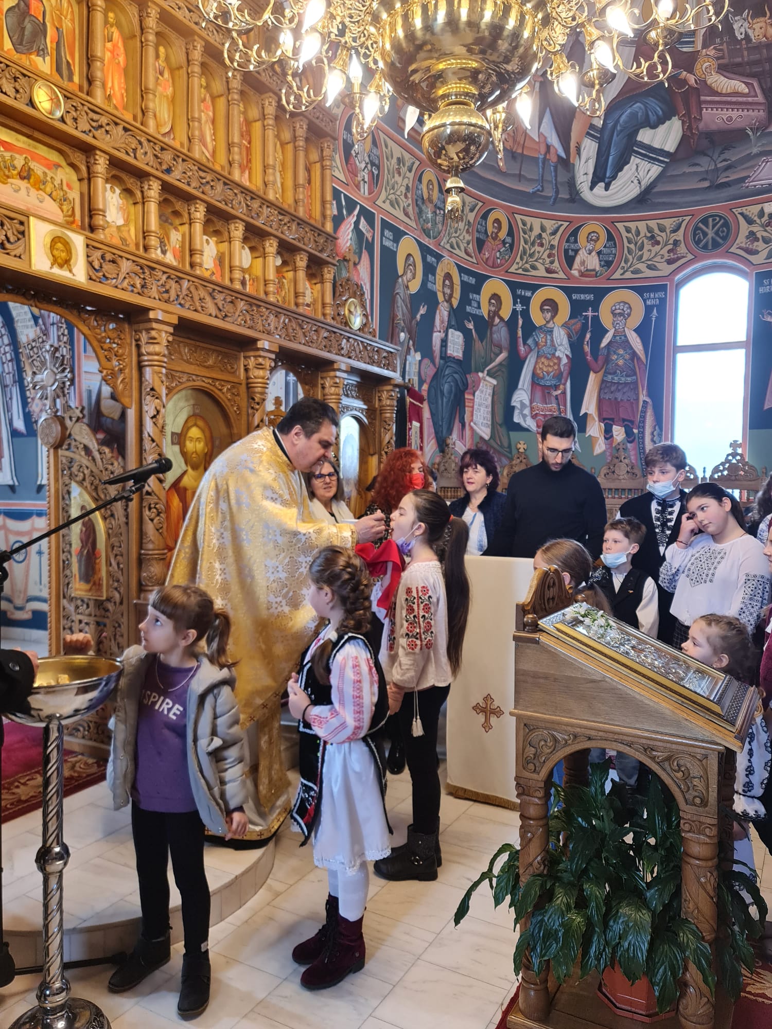 Alba Iulia: Copiii din Parohia „Sfântul Ioan Botezătorul” au confecționat mărțișoare pentru credincioșii din comunitate