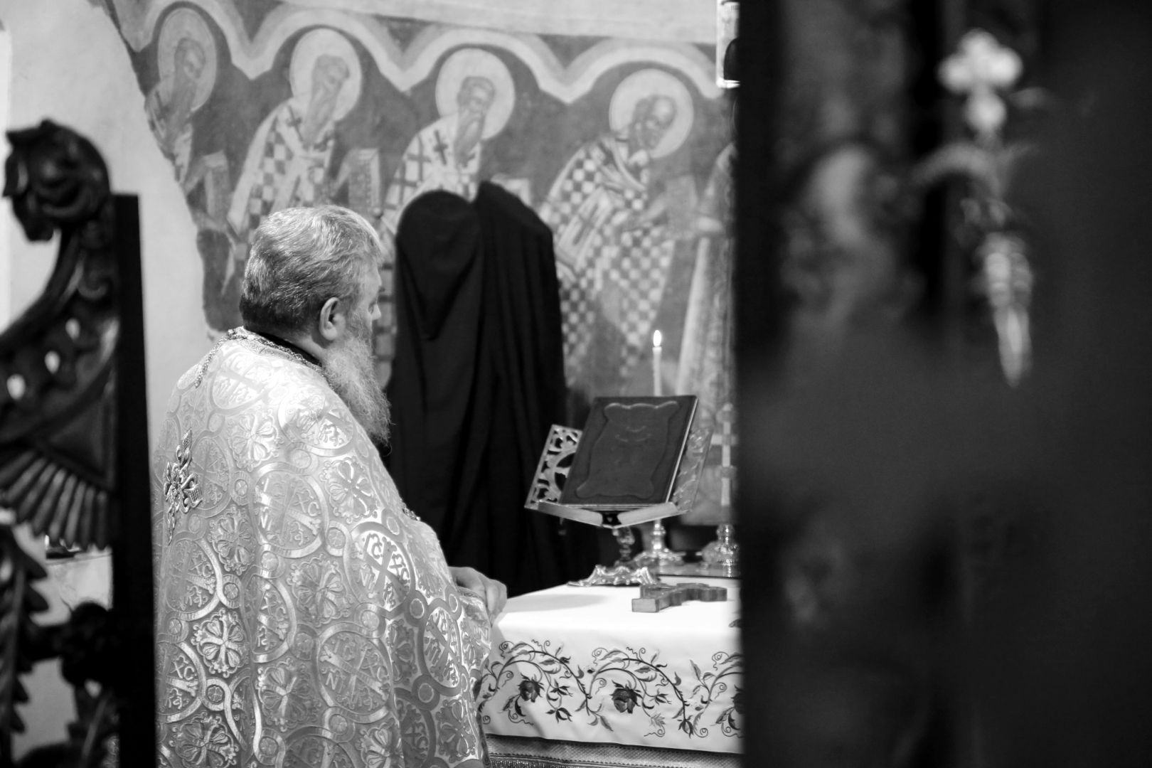 foto: Flavius Popa „Inima să fie largă încât să încapă durerea unei mame care și-a pierdut copilul, durerea unui copil care și-a pierdut tatăl în război”, a spus IPS Teofan la Mănăstirea Coșula