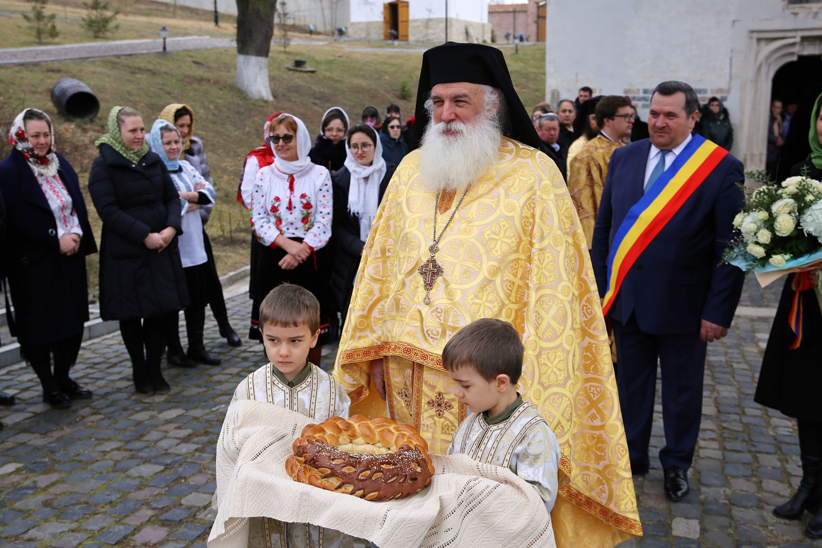 foto: Flavius Popa „Inima să fie largă încât să încapă durerea unei mame care și-a pierdut copilul, durerea unui copil care și-a pierdut tatăl în război”, a spus IPS Teofan la Mănăstirea Coșula