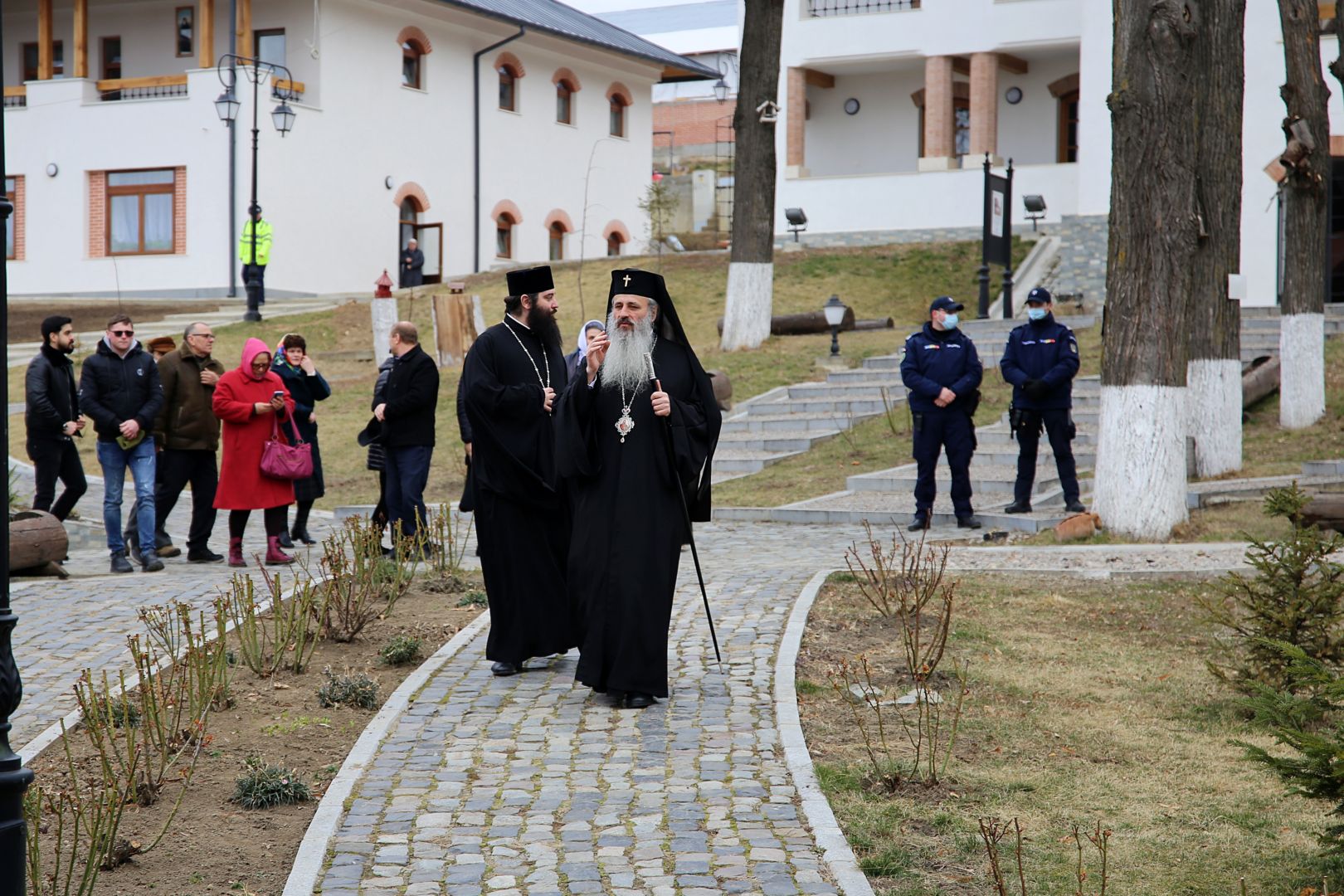 foto: Flavius Popa „Inima să fie largă încât să încapă durerea unei mame care și-a pierdut copilul, durerea unui copil care și-a pierdut tatăl în război”, a spus IPS Teofan la Mănăstirea Coșula