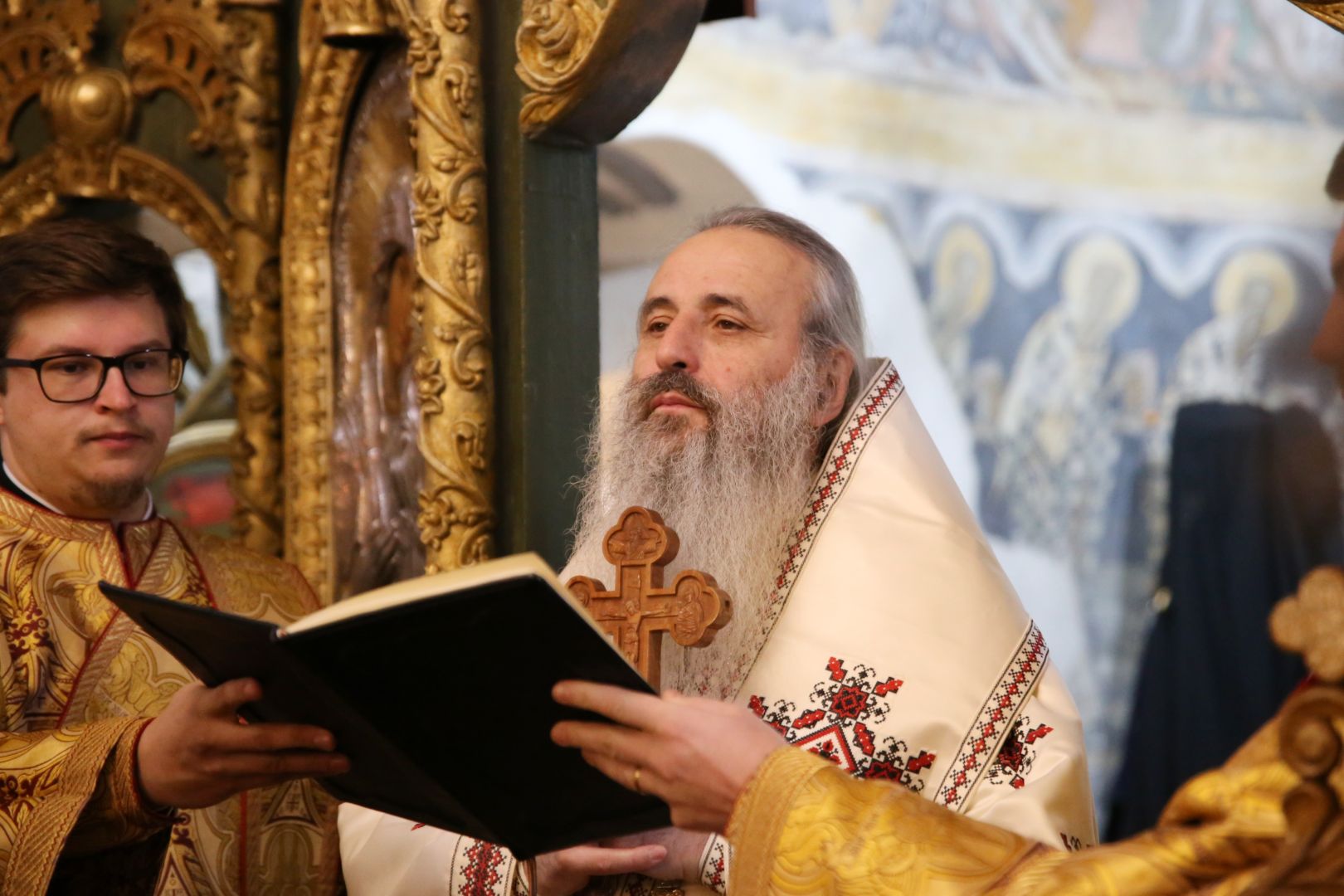 „Inima să fie largă încât să încapă durerea unei mame care și-a pierdut copilul, durerea unui copil care și-a pierdut tatăl în război”, a spus IPS Teofan la Mănăstirea Coșula