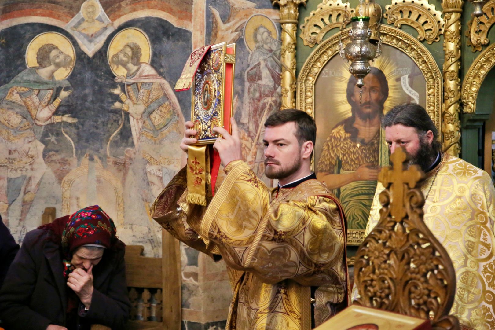 foto: Flavius Popa „Inima să fie largă încât să încapă durerea unei mame care și-a pierdut copilul, durerea unui copil care și-a pierdut tatăl în război”, a spus IPS Teofan la Mănăstirea Coșula