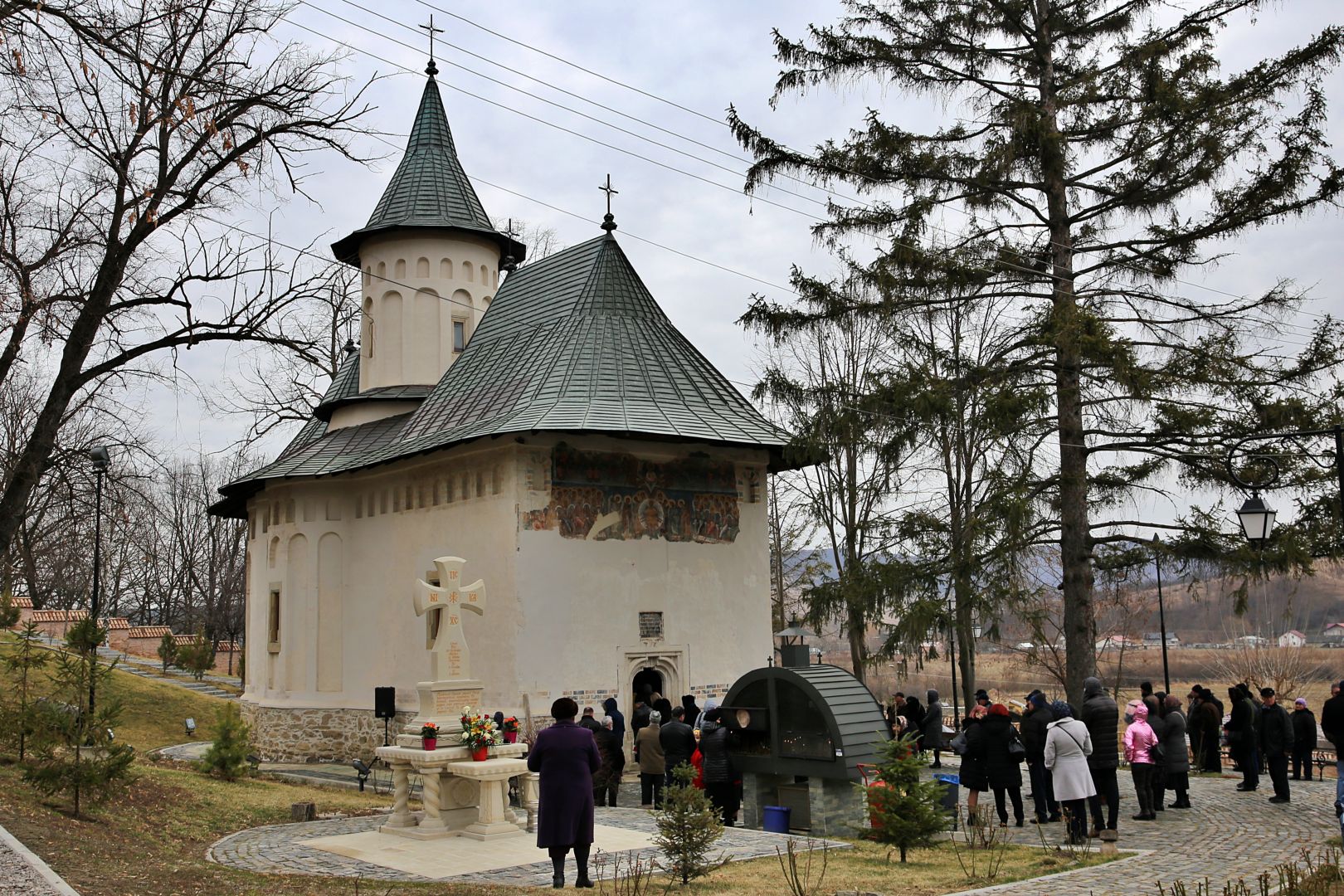 foto: Flavius Popa „Inima să fie largă încât să încapă durerea unei mame care și-a pierdut copilul, durerea unui copil care și-a pierdut tatăl în război”, a spus IPS Teofan la Mănăstirea Coșula