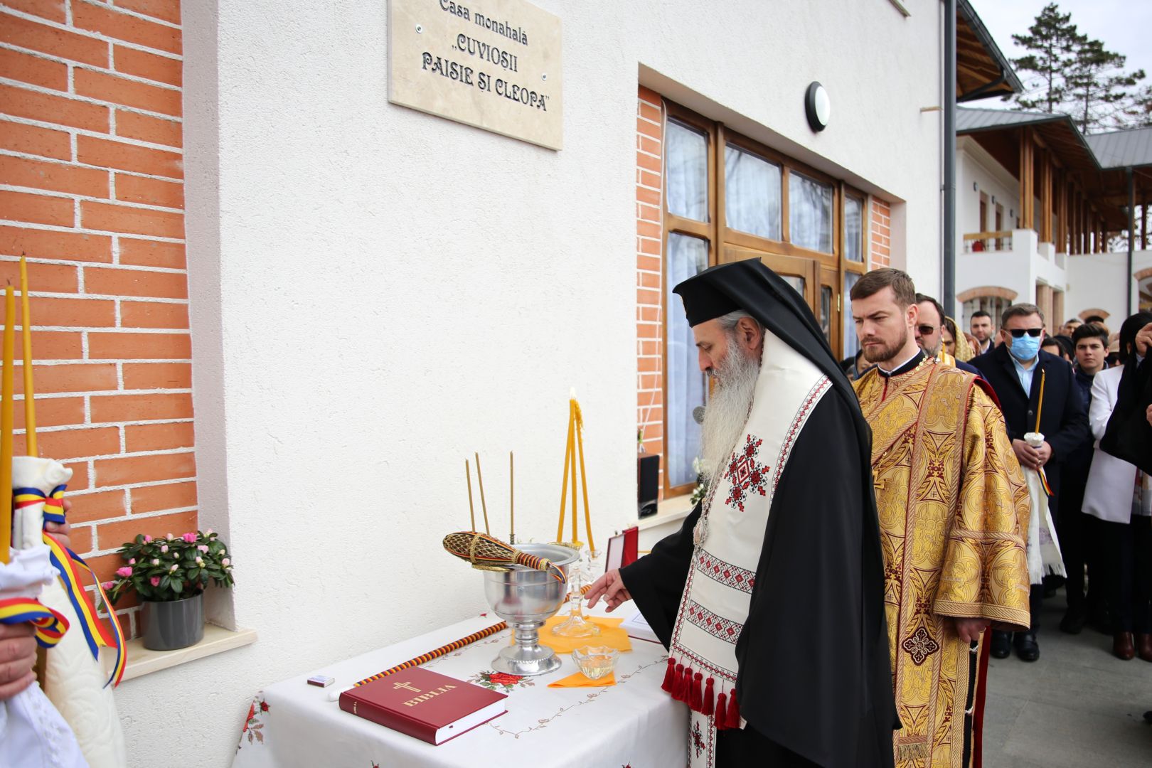 foto: Flavius Popa „Inima să fie largă încât să încapă durerea unei mame care și-a pierdut copilul, durerea unui copil care și-a pierdut tatăl în război”, a spus IPS Teofan la Mănăstirea Coșula