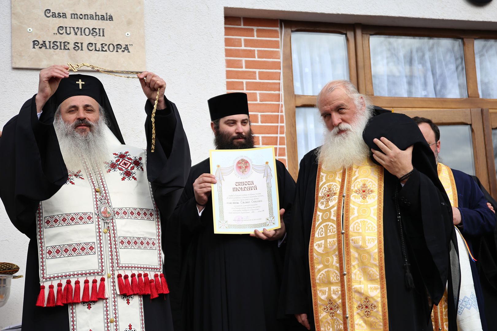 foto: Flavius Popa „Inima să fie largă încât să încapă durerea unei mame care și-a pierdut copilul, durerea unui copil care și-a pierdut tatăl în război”, a spus IPS Teofan la Mănăstirea Coșula