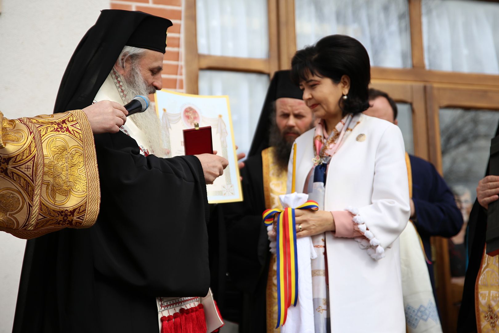 foto: Flavius Popa „Inima să fie largă încât să încapă durerea unei mame care și-a pierdut copilul, durerea unui copil care și-a pierdut tatăl în război”, a spus IPS Teofan la Mănăstirea Coșula