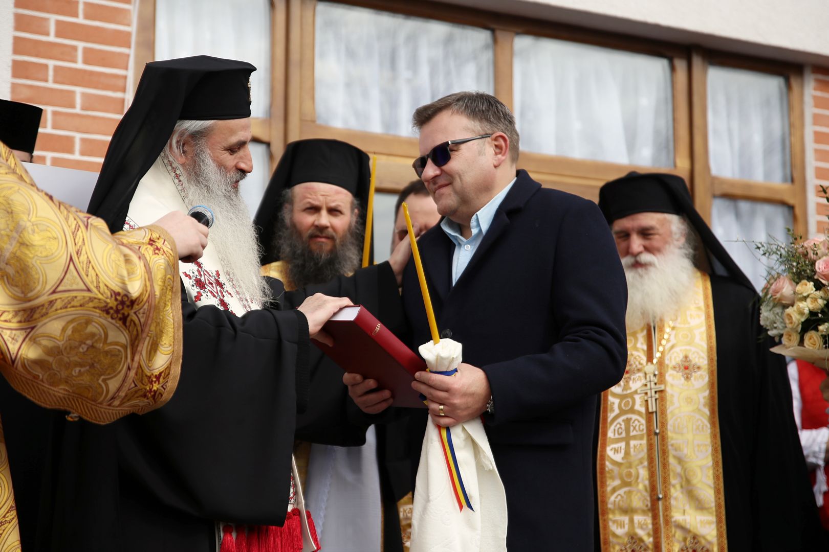 foto: Flavius Popa „Inima să fie largă încât să încapă durerea unei mame care și-a pierdut copilul, durerea unui copil care și-a pierdut tatăl în război”, a spus IPS Teofan la Mănăstirea Coșula