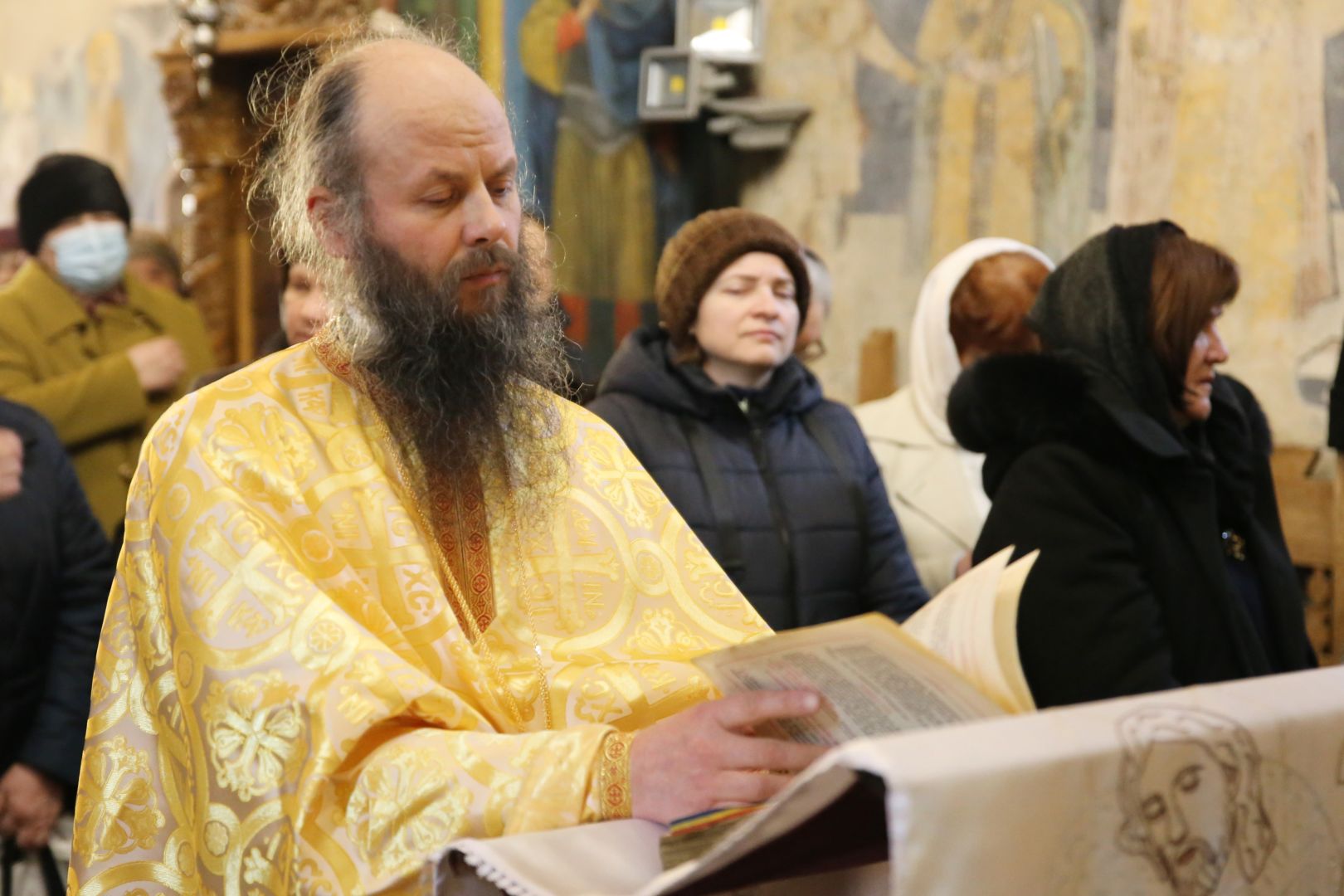 foto: Flavius Popa „Inima să fie largă încât să încapă durerea unei mame care și-a pierdut copilul, durerea unui copil care și-a pierdut tatăl în război”, a spus IPS Teofan la Mănăstirea Coșula