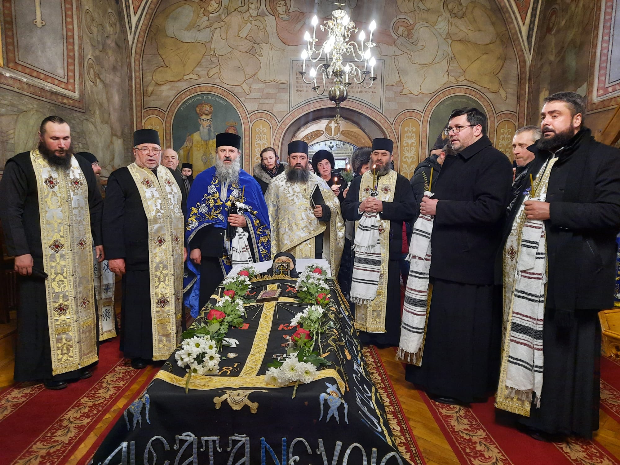 „Ce doriți, să vă dea Măicuța Domnului! Ea să vă audă și să vă povățuiască!” „Ce doriți, să vă dea Măicuța Domnului! Ea să vă audă și să vă povățuiască!”