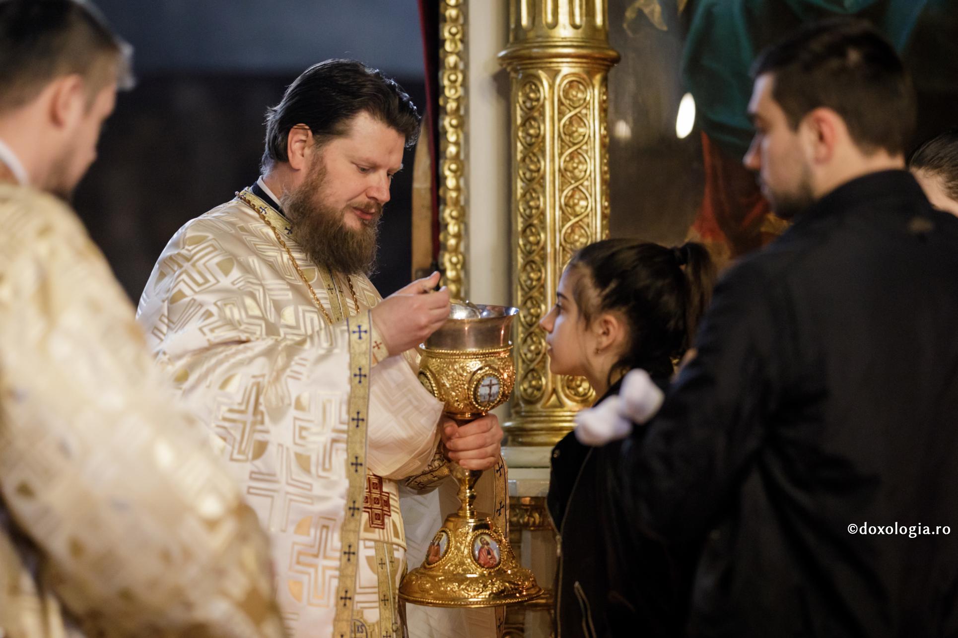 Prin Taina Mărturisirii și a Sfintei Împărtășanii, devenim fii ai Împărăției Cerului / Foto: Oana Nechifor preot împărtășind