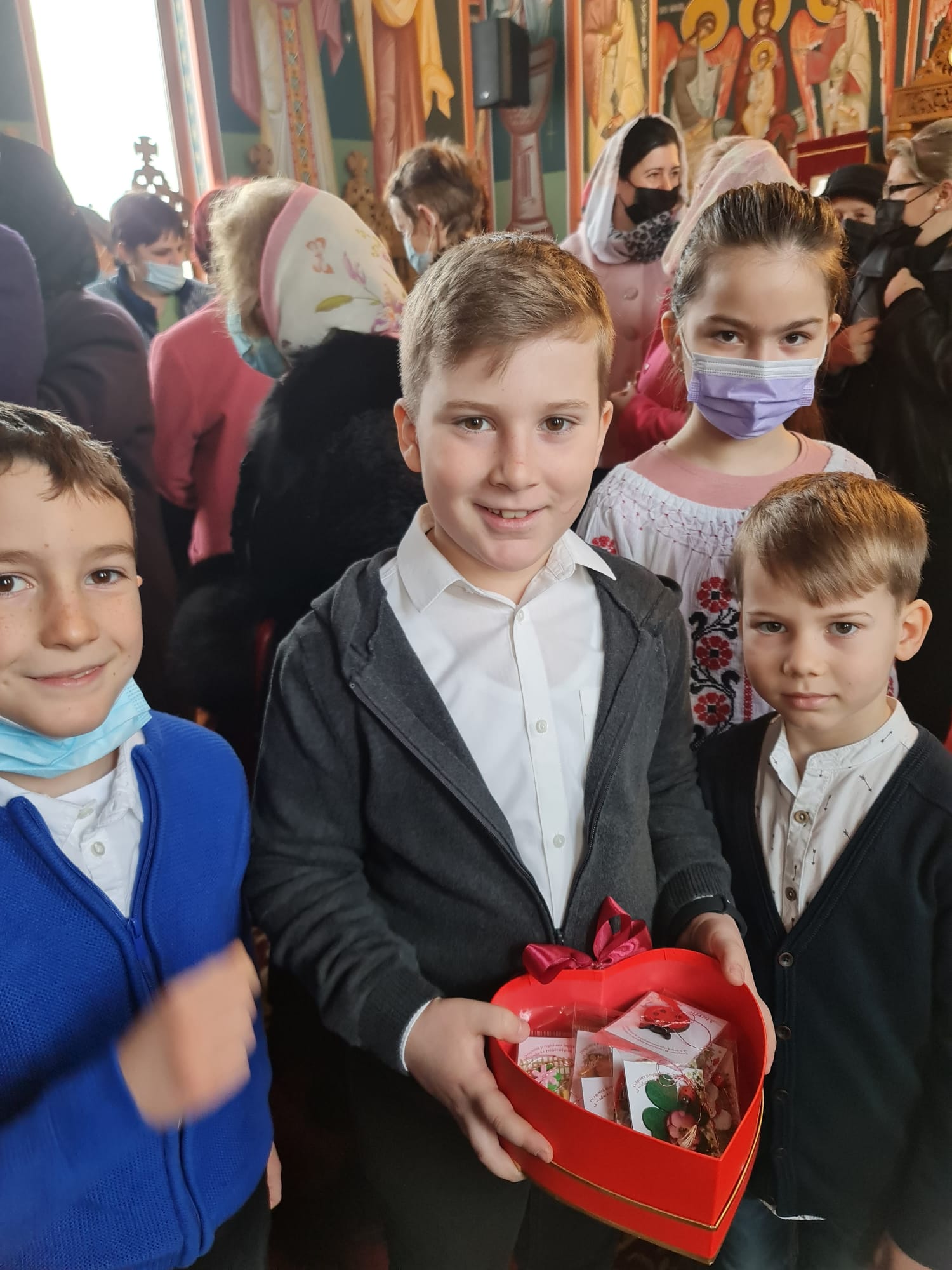 Alba Iulia: Copiii din Parohia „Sfântul Ioan Botezătorul” au confecționat mărțișoare pentru credincioșii din comunitate