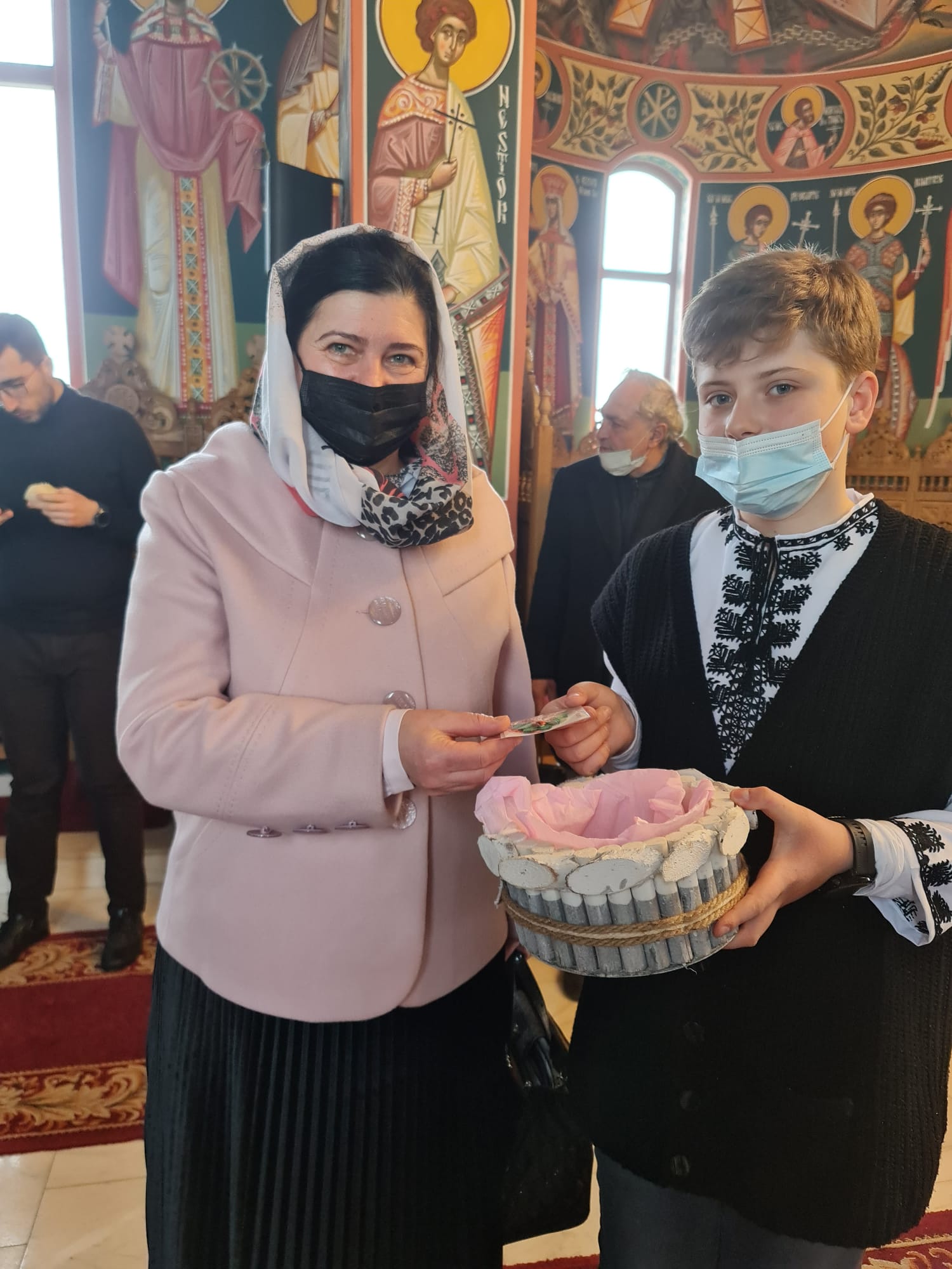 Alba Iulia: Copiii din Parohia „Sfântul Ioan Botezătorul” au confecționat mărțișoare pentru credincioșii din comunitate