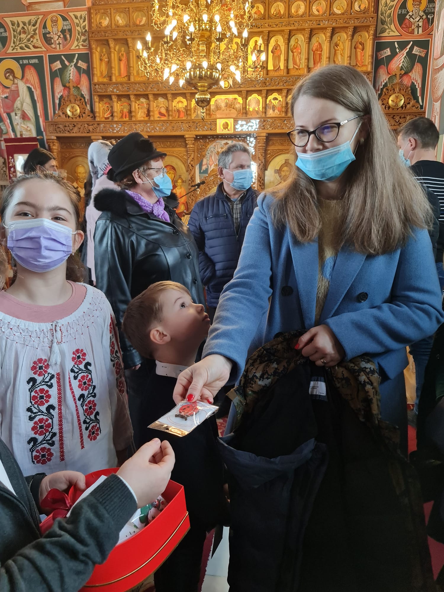 Alba Iulia: Copiii din Parohia „Sfântul Ioan Botezătorul” au confecționat mărțișoare pentru credincioșii din comunitate