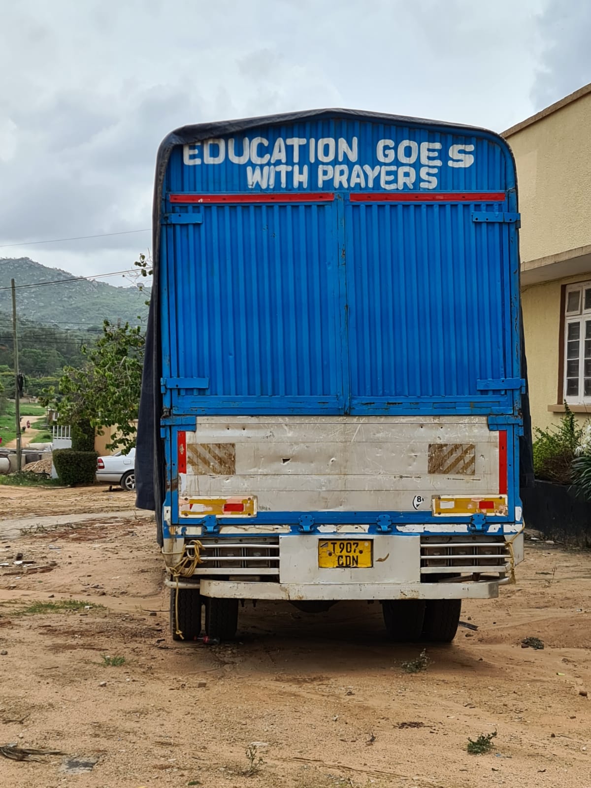 Nyamahana - curajul de a merge la şcoală