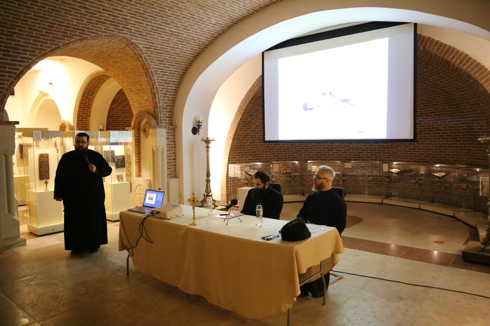 foto: Flavius Popa (Video) La Muzeul Mitropolitan din Iași a avut loc o conferință despre pastorația romilor