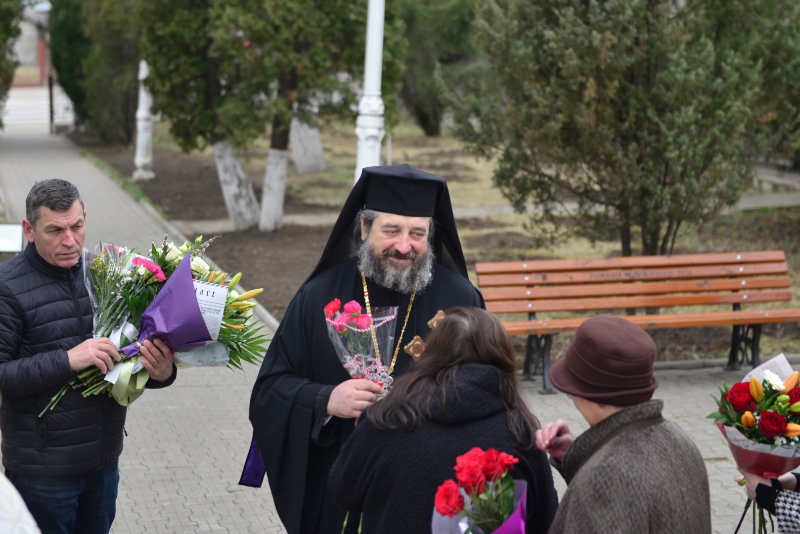 Slujbă arhierească la o biserică din cartierul ieșean Moara de vânt: „Dumnezeu, prezent în fiecare întâlnire cu omul de lângă noi”