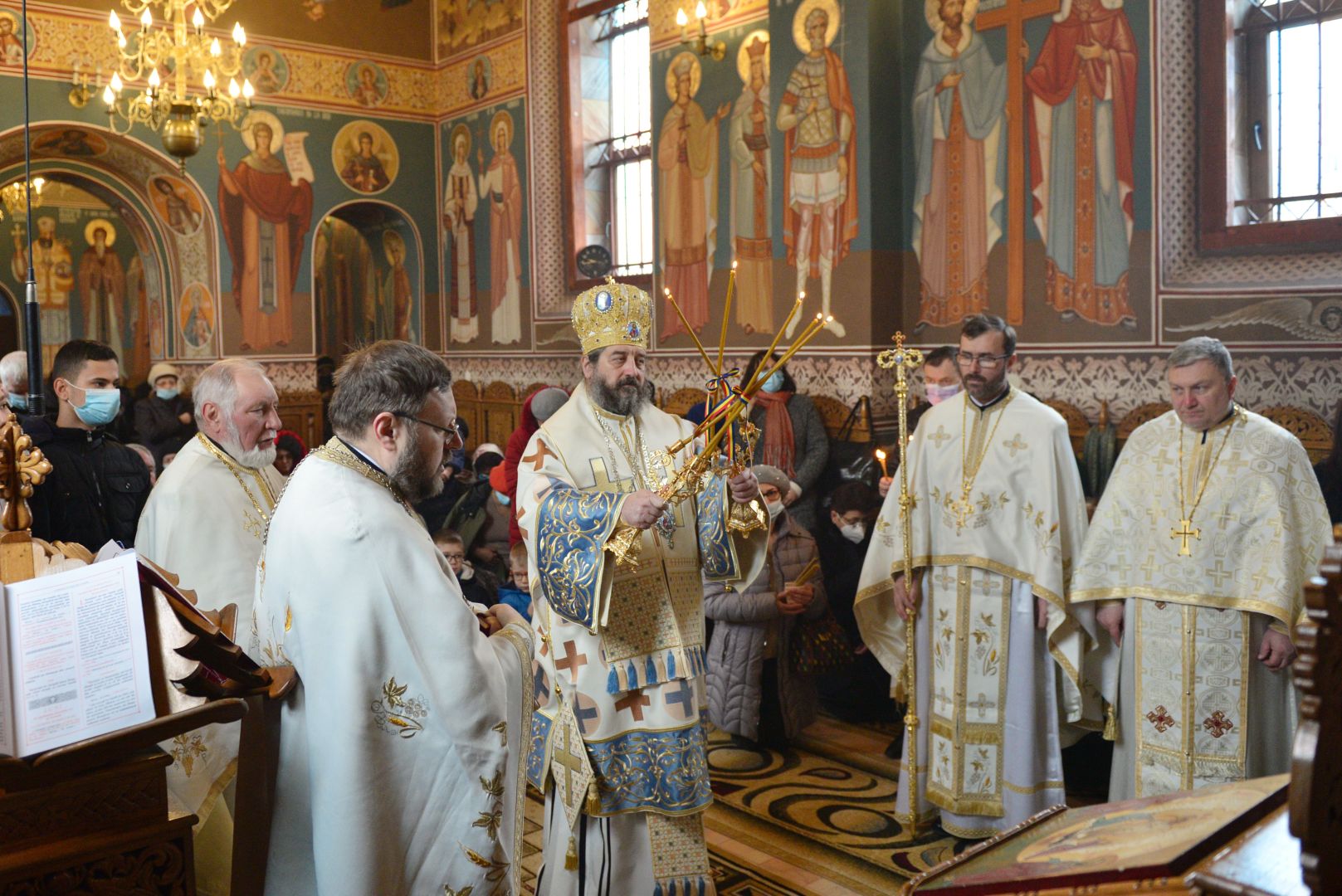 Slujbă arhierească la o biserică din cartierul ieșean Moara de vânt: „Dumnezeu, prezent în fiecare întâlnire cu omul de lângă noi”