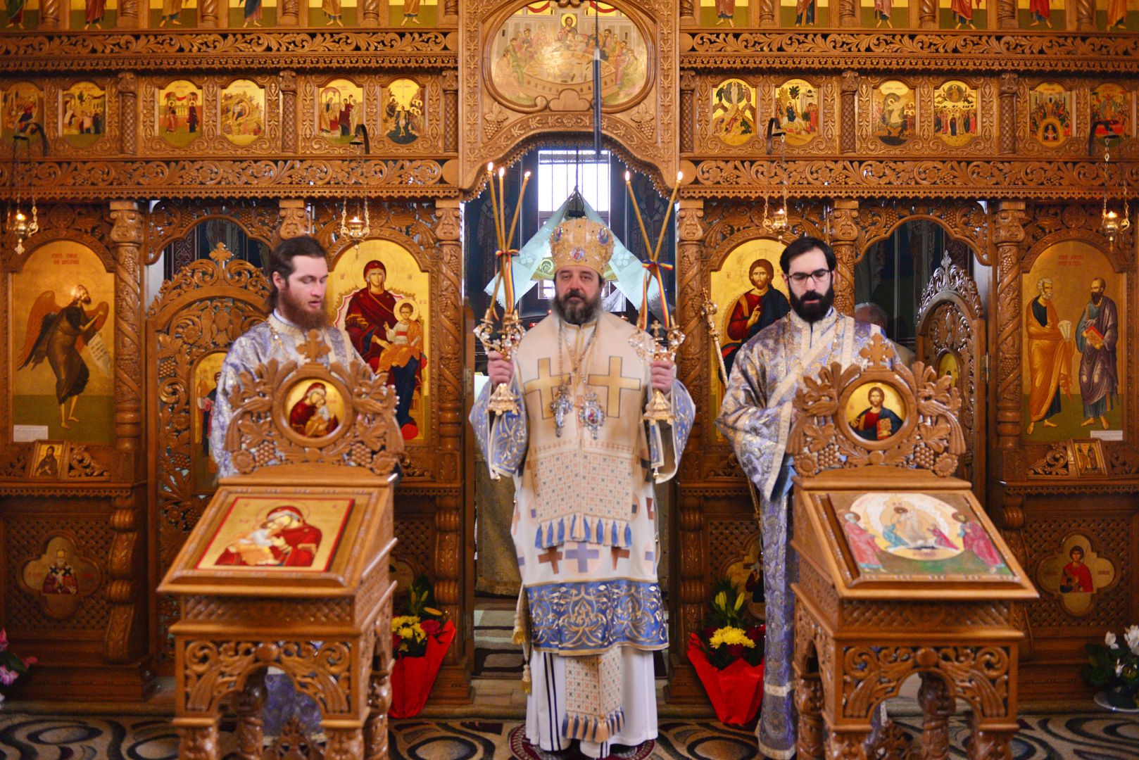 Slujbă arhierească la o biserică din cartierul ieșean Moara de vânt: „Dumnezeu, prezent în fiecare întâlnire cu omul de lângă noi”