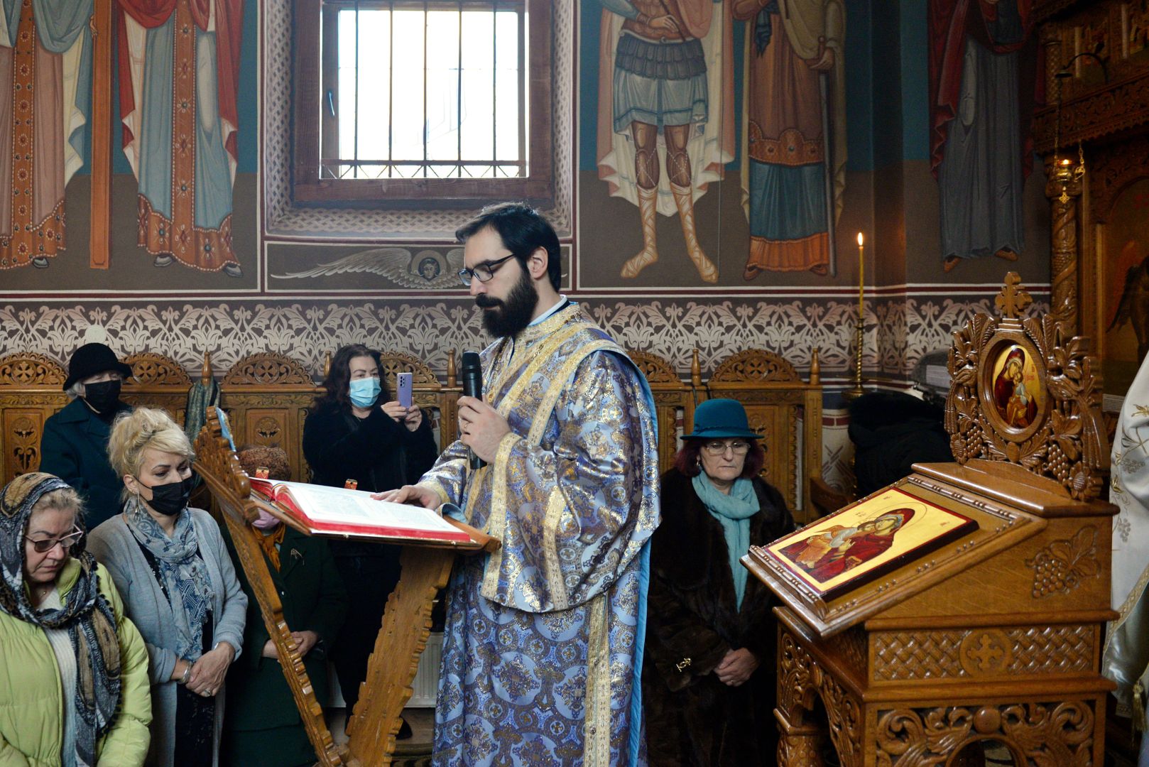 Slujbă arhierească la o biserică din cartierul ieșean Moara de vânt: „Dumnezeu, prezent în fiecare întâlnire cu omul de lângă noi”