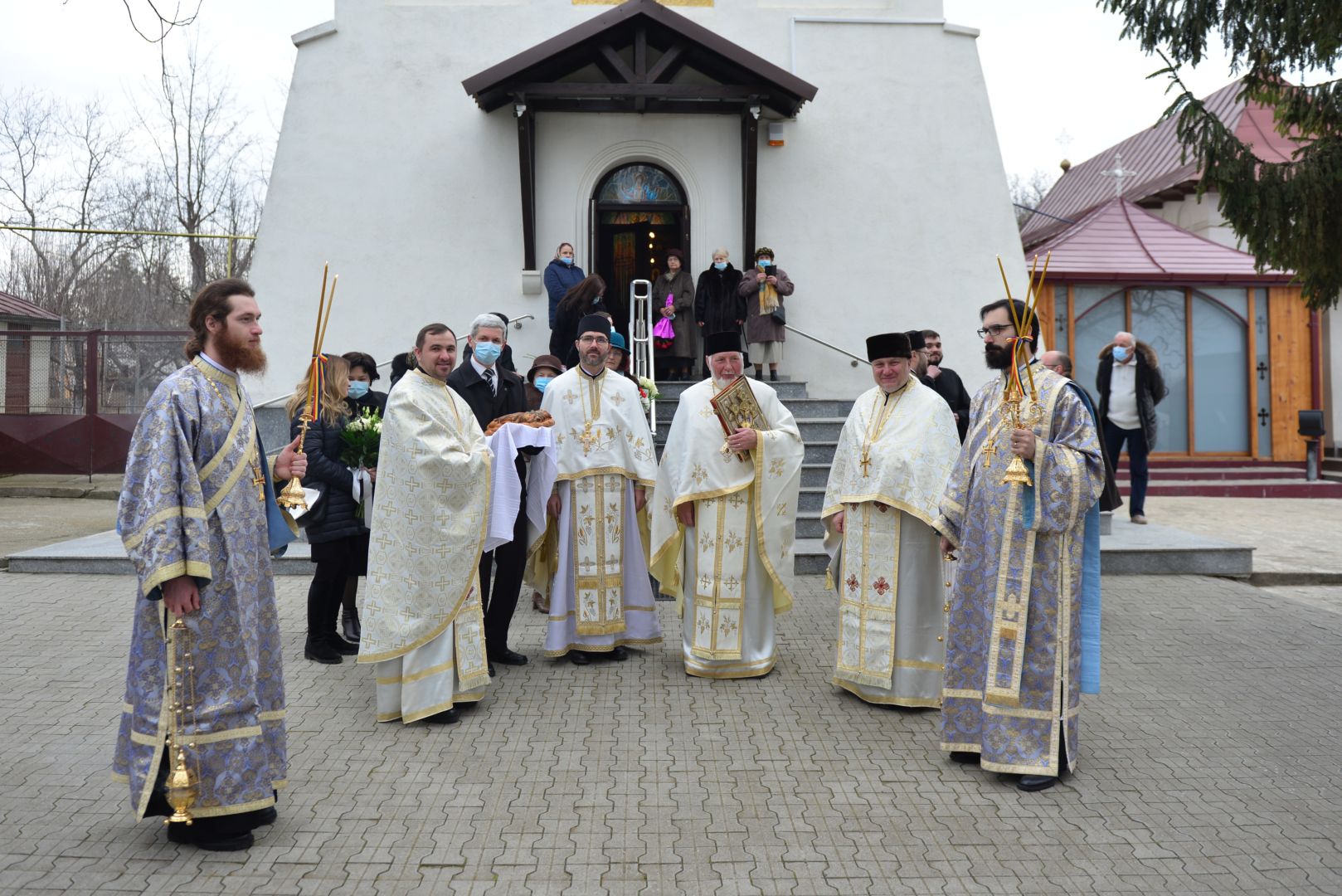 Slujbă arhierească la o biserică din cartierul ieșean Moara de vânt: „Dumnezeu, prezent în fiecare întâlnire cu omul de lângă noi”