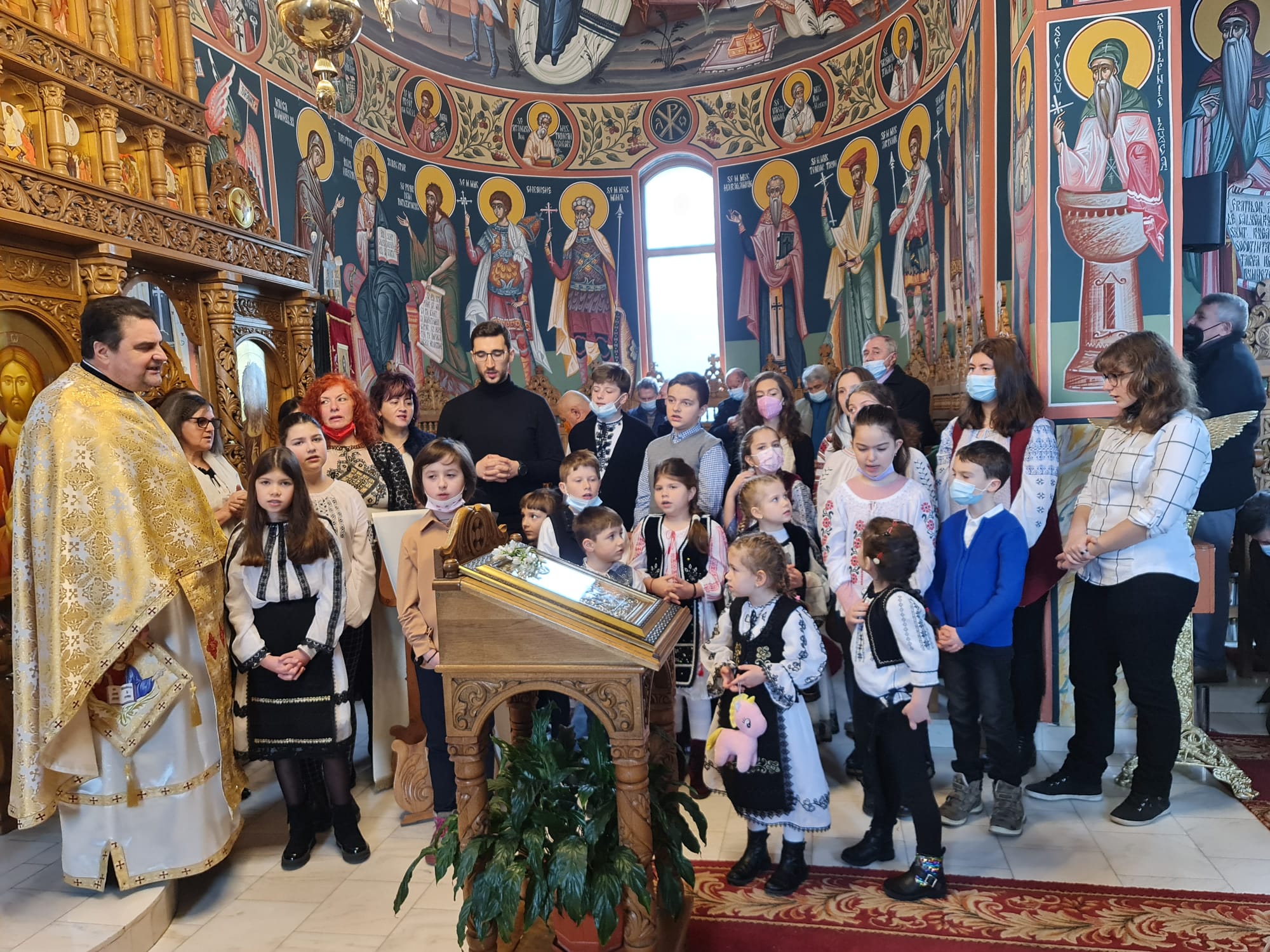 Alba Iulia: Copiii din Parohia „Sfântul Ioan Botezătorul” au confecționat mărțișoare pentru credincioșii din comunitate