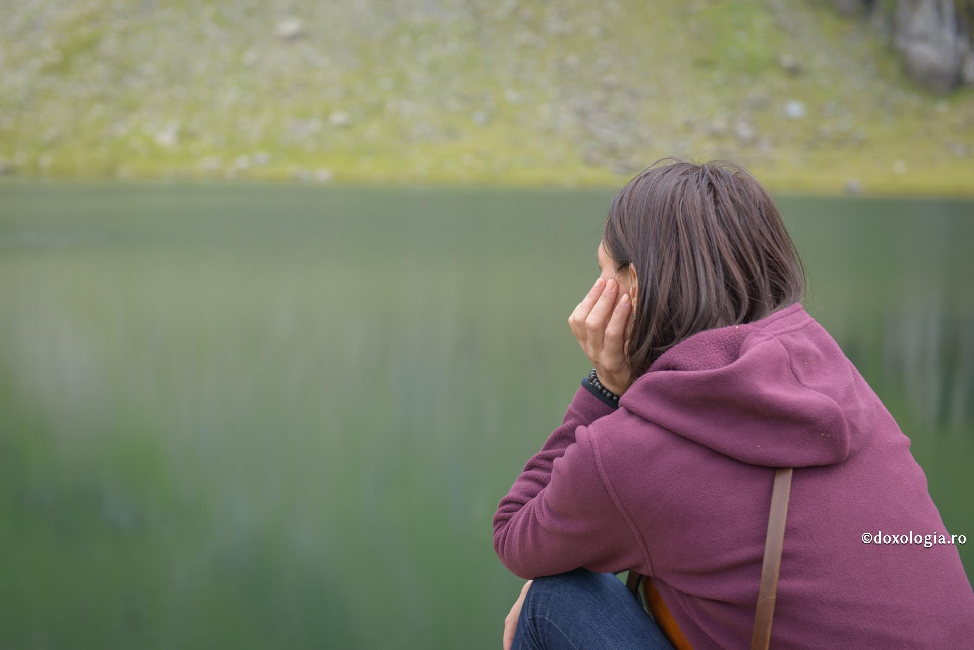 Secolul al XXI-lea – un veac al însingurării? / Foto: Oana Nechifor tânără privind în zare