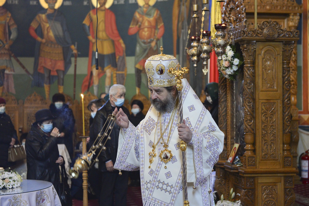 PS Părinte Nichifor Botoșăneanul, la Parohia „Sfântul Apostol Toma” din Iași: „În Biserică venim ca să ieșim mai îndreptați”