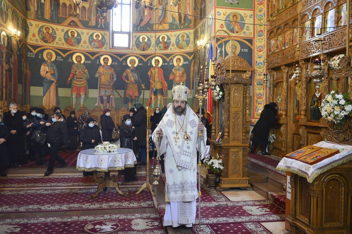 PS Părinte Nichifor Botoșăneanul, la Parohia „Sfântul Apostol Toma” din Iași: „În Biserică venim ca să ieșim mai îndreptați”