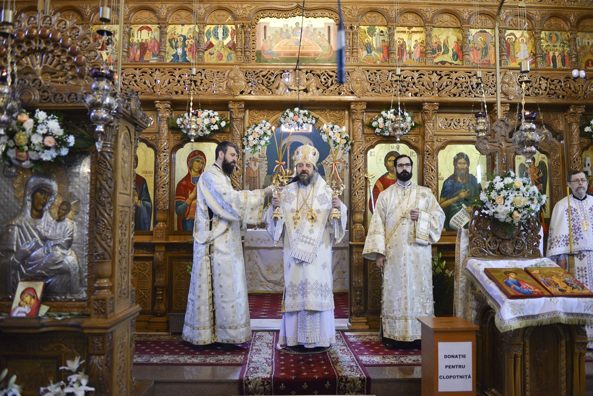 PS Părinte Nichifor Botoșăneanul, la Parohia „Sfântul Apostol Toma” din Iași: „În Biserică venim ca să ieșim mai îndreptați”